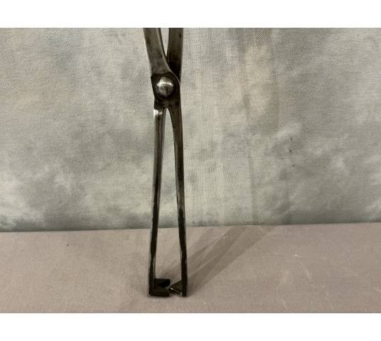 Grande pince ciseaux, pince à bras en fer forgé d'époque 18 ème