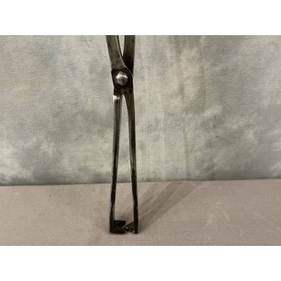 Large scissors-like pliers, wrought iron arm pliers from the 18th century