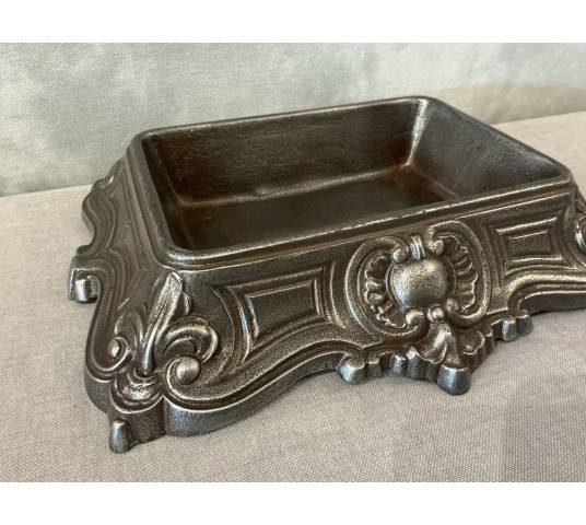 Cast iron receptacle, fully polished and varnished, dating from the 19th century.