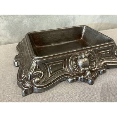 Cast iron receptacle, fully polished and varnished, dating from the 19th century.