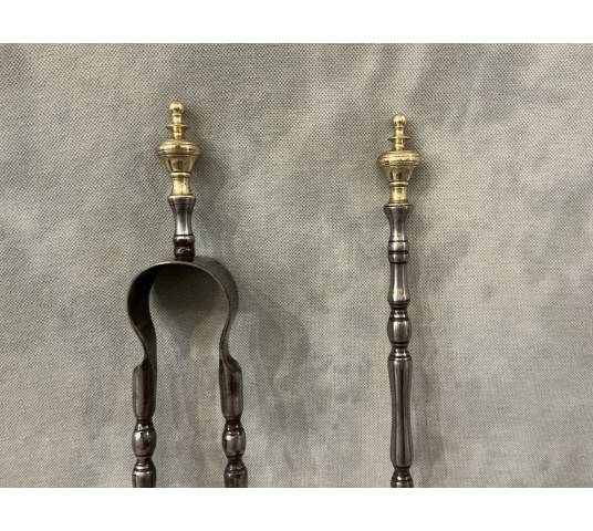 Ensemble d'une pelle et d'une pince de cheminée en fer d'époque 19 ème