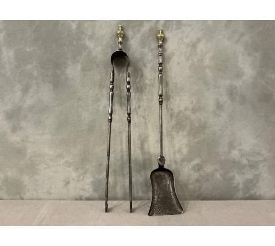 Ensemble d'une pelle et d'une pince de cheminée en fer d'époque 19 ème