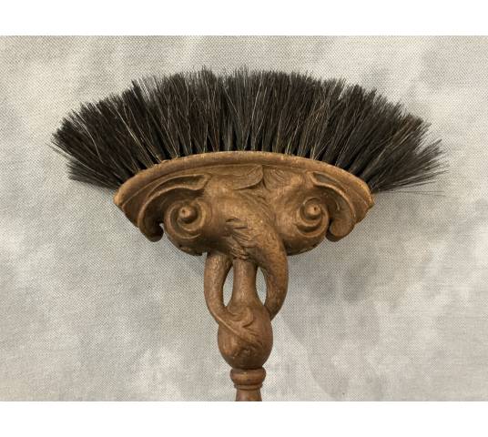 Belle balayette ancienne en chêne sculpté d'époque 19 ème