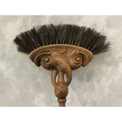 Belle balayette ancienne en chêne sculpté d'époque 19 ème