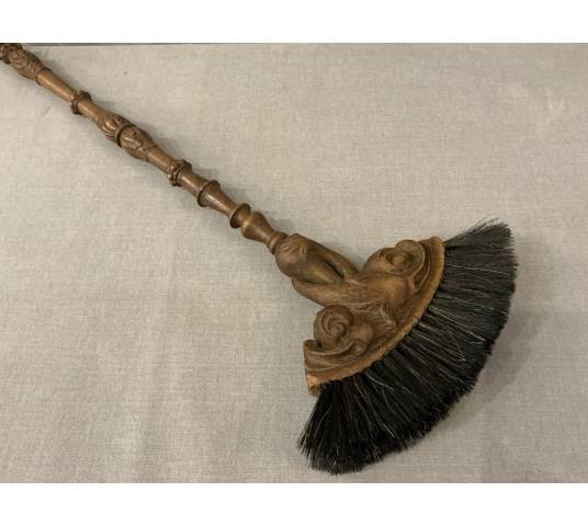 Belle balayette ancienne en chêne sculpté d'époque 19 ème