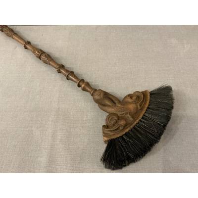 Belle balayette ancienne en chêne sculpté d'époque 19 ème