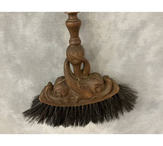 Belle balayette ancienne en chêne sculpté d'époque 19 ème