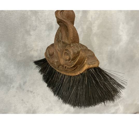 Belle balayette ancienne en chêne sculpté d'époque 19 ème