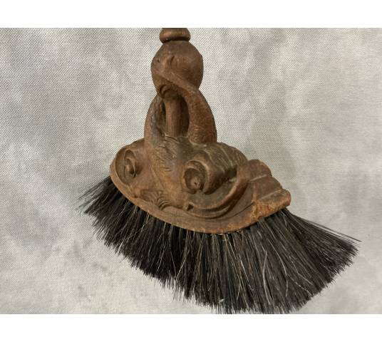 Belle balayette ancienne en chêne sculpté d'époque 19 ème