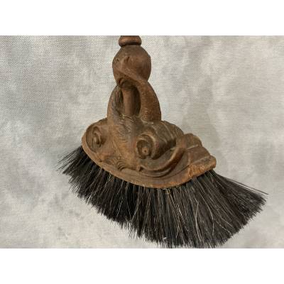 Belle balayette ancienne en chêne sculpté d'époque 19 ème