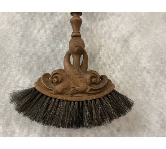 Belle balayette ancienne en chêne sculpté d'époque 19 ème