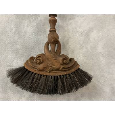 Belle balayette ancienne en chêne sculpté d'époque 19 ème