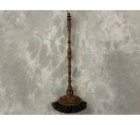 Belle balayette ancienne en chêne sculpté d'époque 19 ème