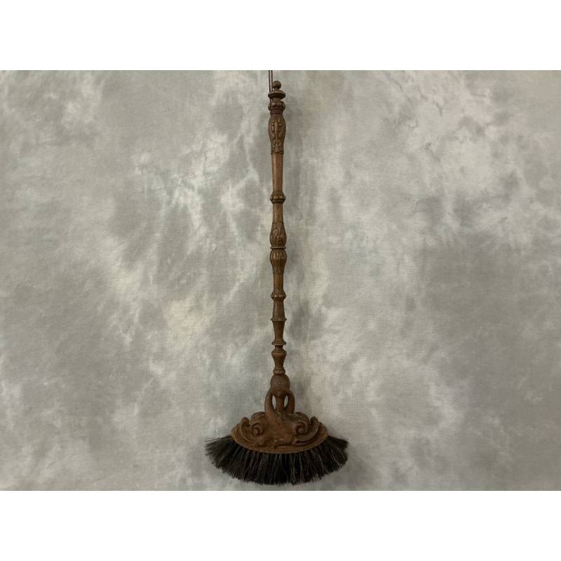 Belle balayette ancienne en chêne sculpté d'époque 19 ème