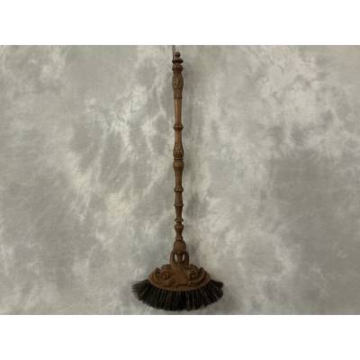 Belle balayette ancienne en chêne sculpté d'époque 19 ème