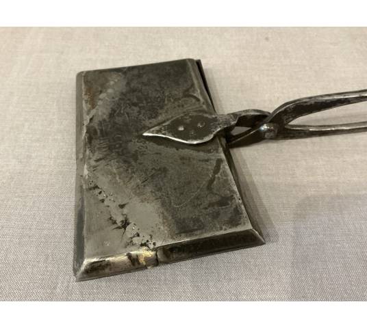 Cast iron and waffle iron dating from the late 18th century