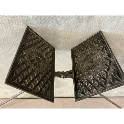 Cast iron and waffle iron dating from the late 18th century