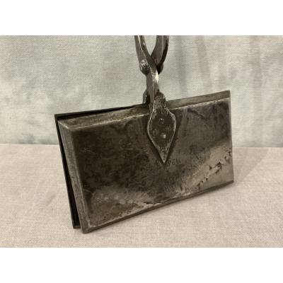Cast iron and waffle iron dating from the late 18th century