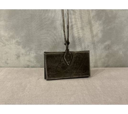 Cast iron and waffle iron dating from the late 18th century