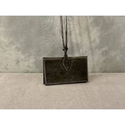 Cast iron and waffle iron dating from the late 18th century