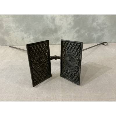 Cast iron and waffle iron dating from the late 18th century
