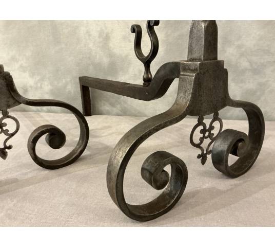 Chenets anciens en fer forgé d'époque fin 18 ème