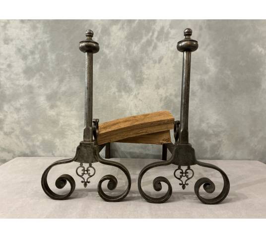 Chenets anciens en fer forgé d'époque fin 18 ème