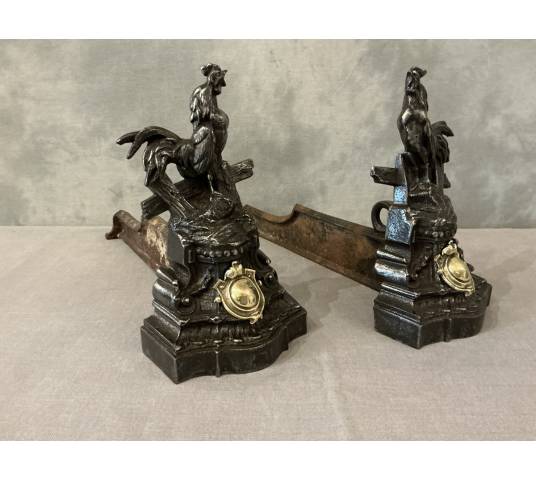 Paire de chenets anciens en fonte et bronze d'époque 19 ème aux coqs