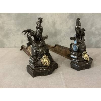 Paire de chenets anciens en fonte et bronze d'époque 19 ème aux coqs