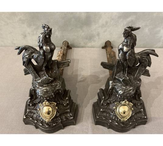 Paire de chenets anciens en fonte et bronze d'époque 19 ème aux coqs