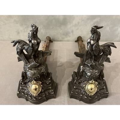Paire de chenets anciens en fonte et bronze d'époque 19 ème aux coqs