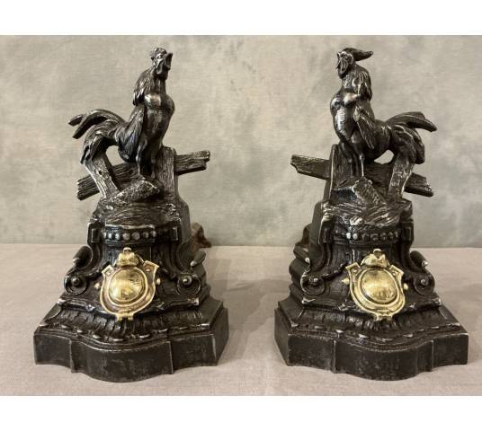 Paire de chenets anciens en fonte et bronze d'époque 19 ème aux coqs