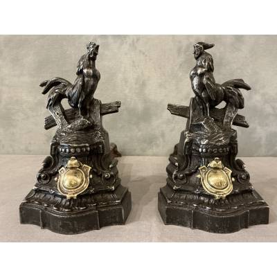 Paire de chenets anciens en fonte et bronze d'époque 19 ème aux coqs