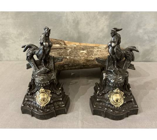 Paire de chenets anciens en fonte et bronze d'époque 19 ème aux coqs