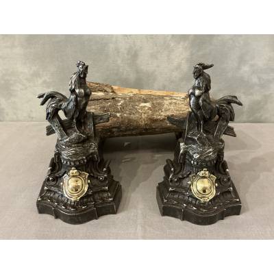 Paire de chenets anciens en fonte et bronze d'époque 19 ème aux coqs