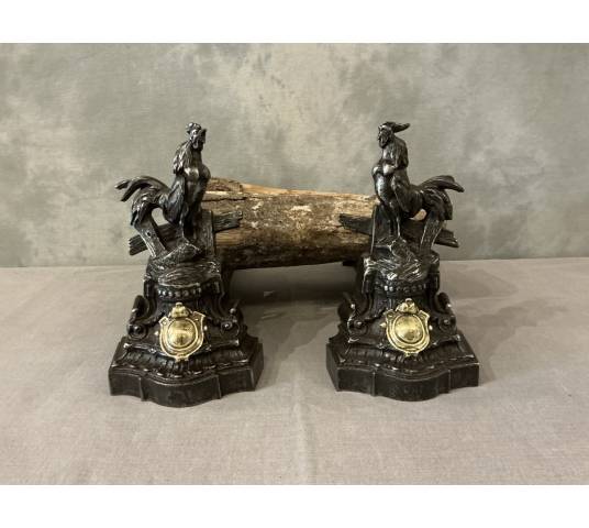 Paire de chenets anciens en fonte et bronze d'époque 19 ème aux coqs
