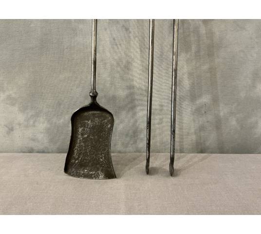 Grand ensemble d'une pelle et d'une pince en fer et bronze d'époque 19 ème