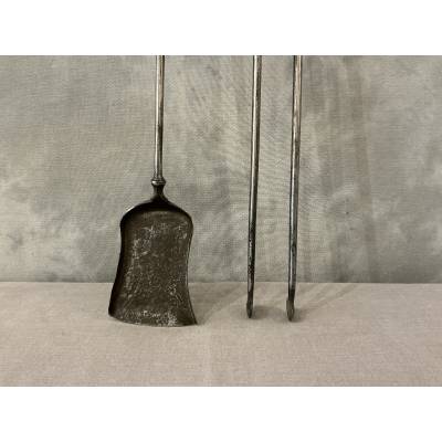 Large set of a shovel and tongs in iron and bronze from the 19th century