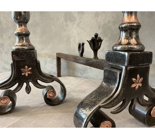 Beaux chenets anciens en fer forgé et cuivre d'époque 18 ème