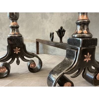 Beaux chenets anciens en fer forgé et cuivre d'époque 18 ème