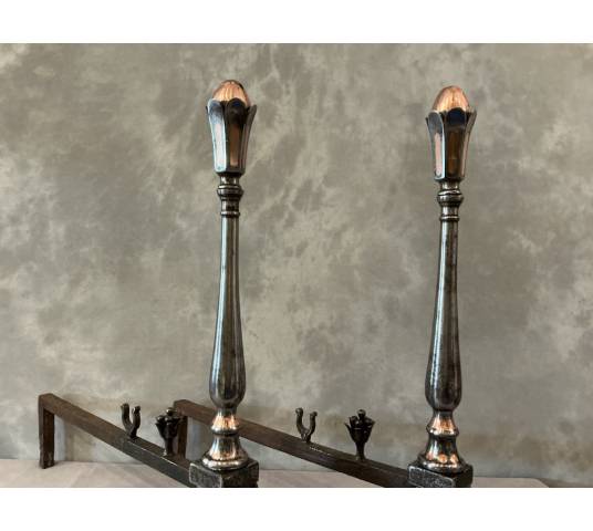 Beaux chenets anciens en fer forgé et cuivre d'époque 18 ème