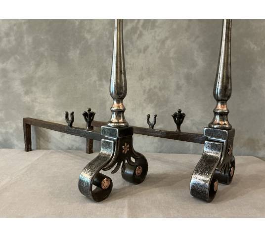 Beaux chenets anciens en fer forgé et cuivre d'époque 18 ème