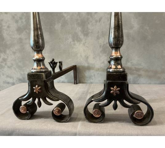 Beaux chenets anciens en fer forgé et cuivre d'époque 18 ème