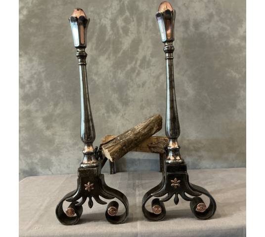Beaux chenets anciens en fer forgé et cuivre d'époque 18 ème