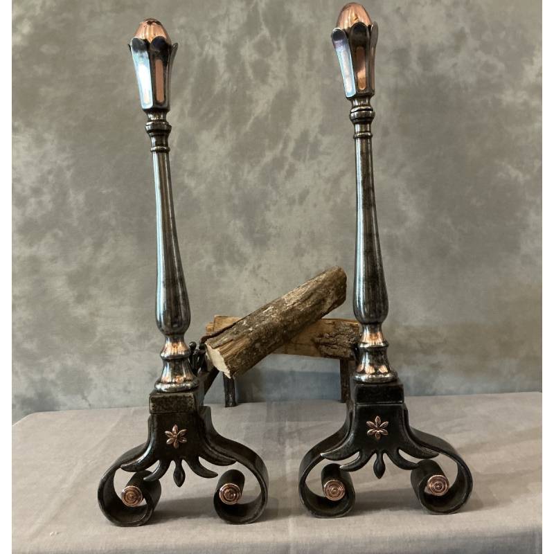Beaux chenets anciens en fer forgé et cuivre d'époque 18 ème