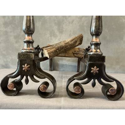 Beaux chenets anciens en fer forgé et cuivre d'époque 18 ème