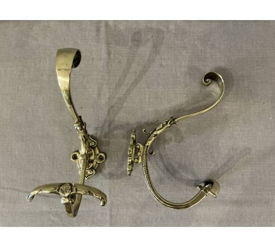 Deux portes manteaux, patères en bronze polis et vernis d'époque 19 ème