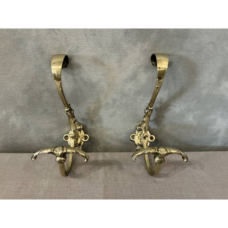 Deux portes manteaux, patères en bronze polis et vernis d'époque 19 ème