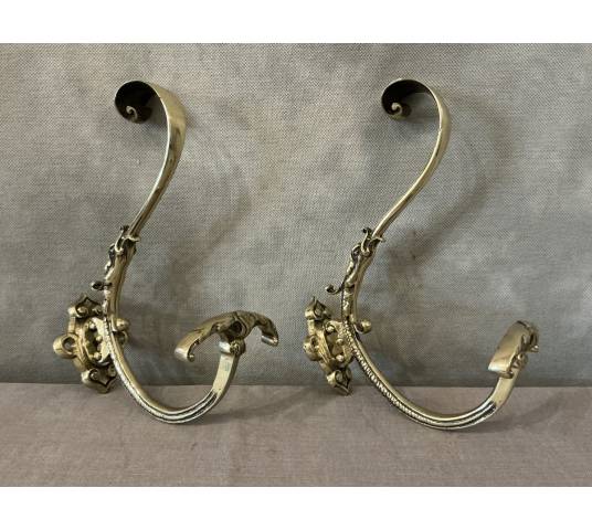 Deux portes manteaux, patères en bronze polis et vernis d'époque 19 ème