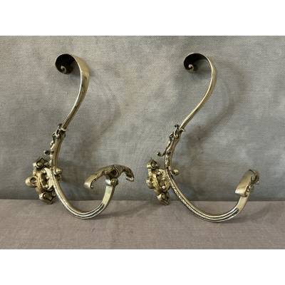 Deux portes manteaux, patères en bronze polis et vernis d'époque 19 ème